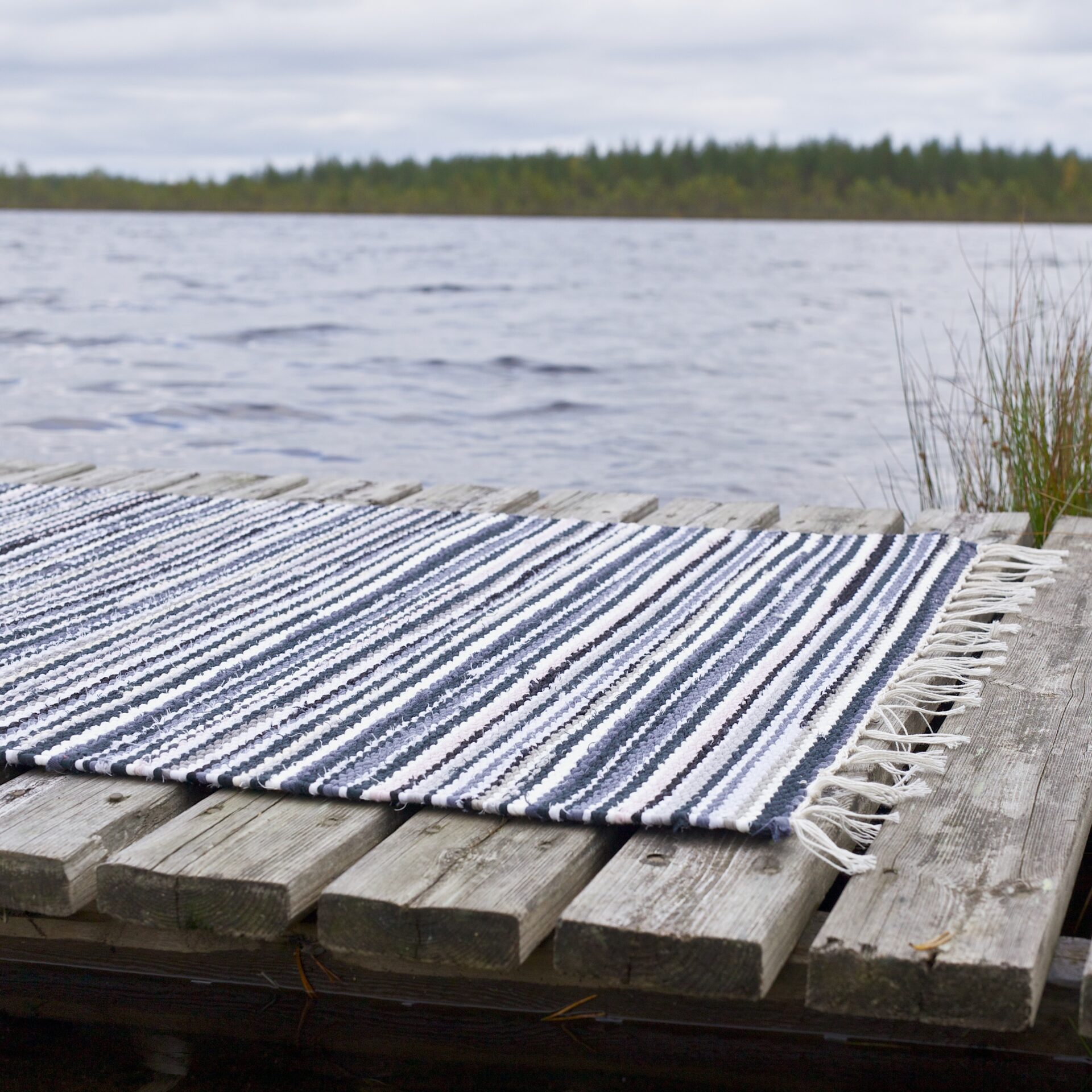 Baumwollteppiche aus Finnland. Skandinavische Flickenteppiche.